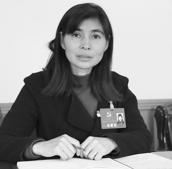 记者 傅长琪"为迎接'三八'妇女节,社区工作人员动员街坊们去捡垃圾,我