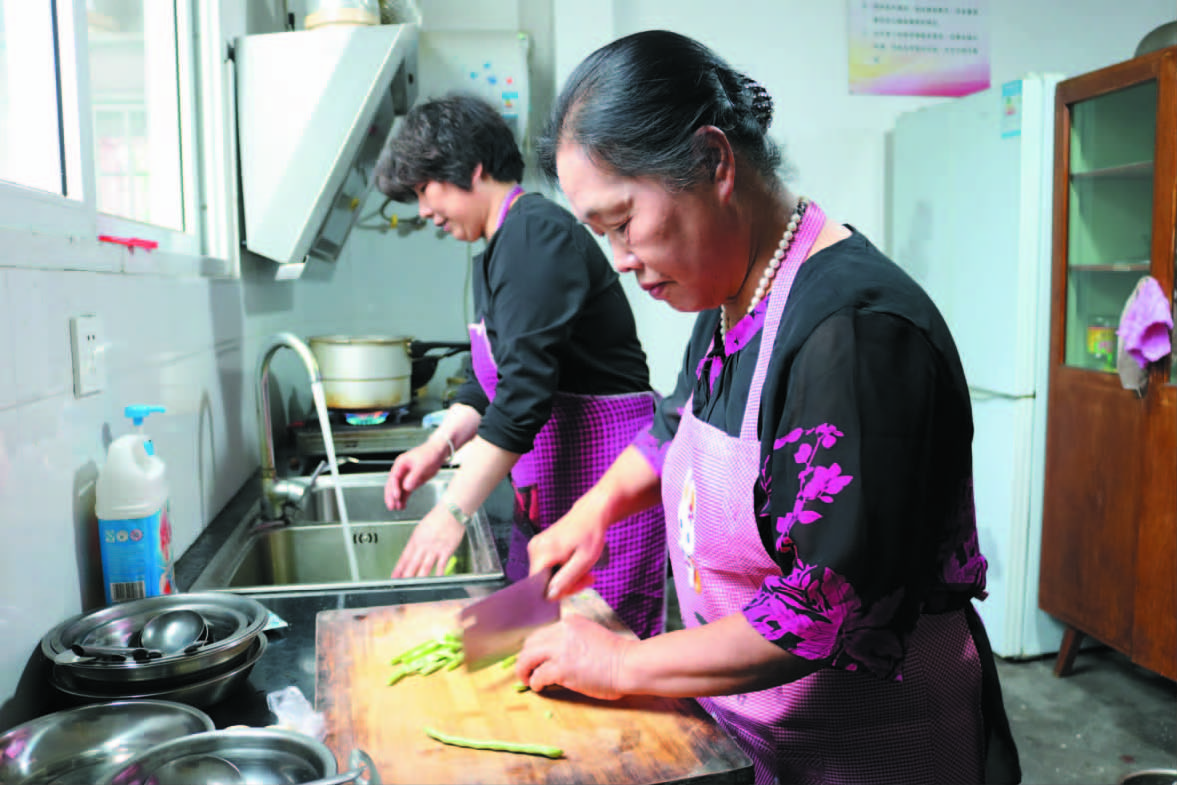 徐玉梅为居家养老服务照料中心的老人们烧菜