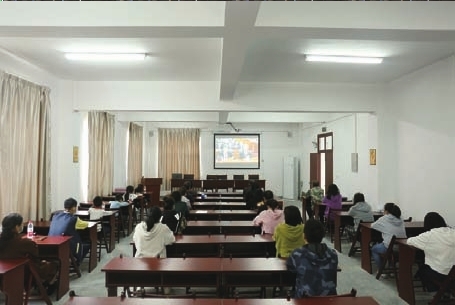 (见习记者 翁航俊)在云峰街道行政审批中心6楼会议室,云峰街道,浙江