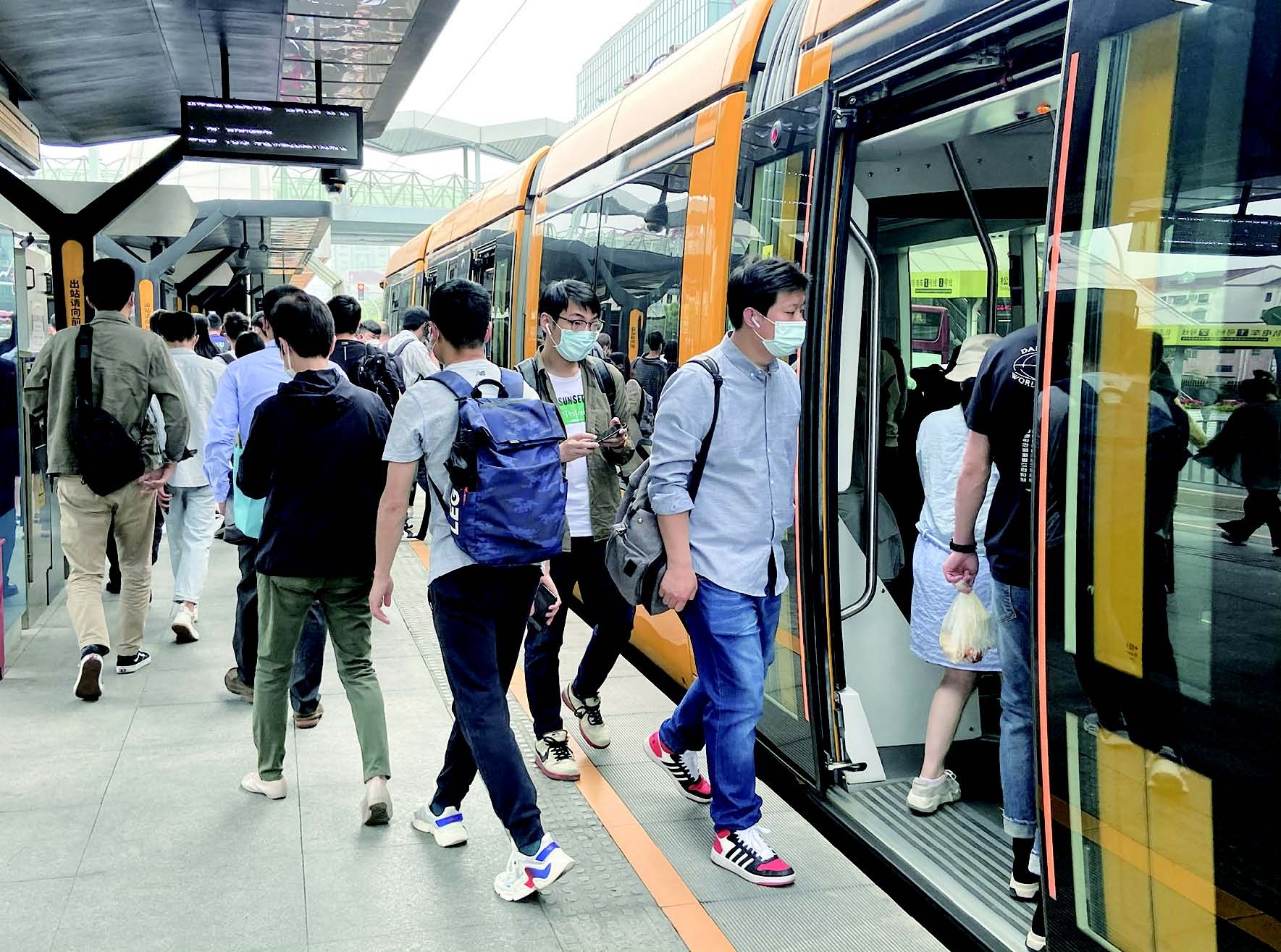 为降低列车拥挤情况，北京这四条地铁线今起采取超常超强措施 | 北晚新视觉
