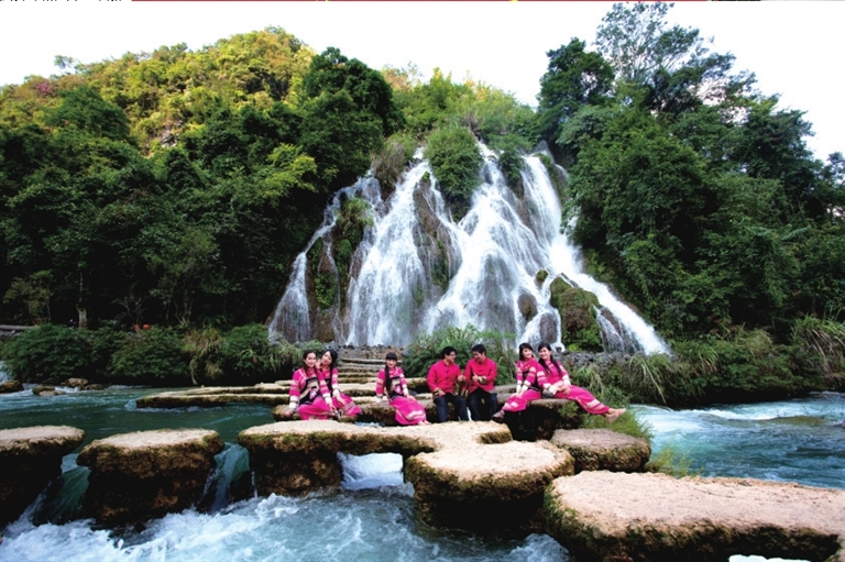 景区——小七孔古桥正在建设的荔波智慧旅游集散中心水浦民宿村寨一角