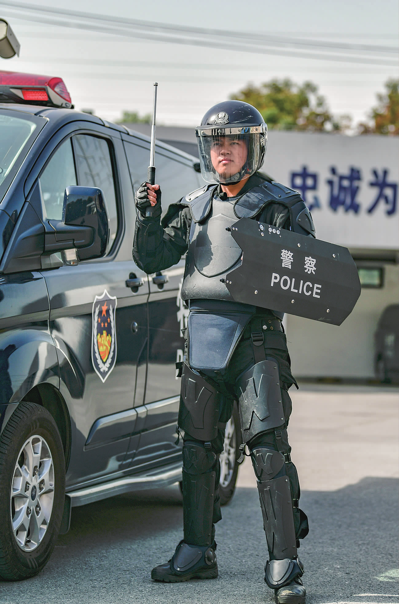 伸缩警棍与臂盾最小单元作战,拿下不法分子防化服,应对化学物质泄漏