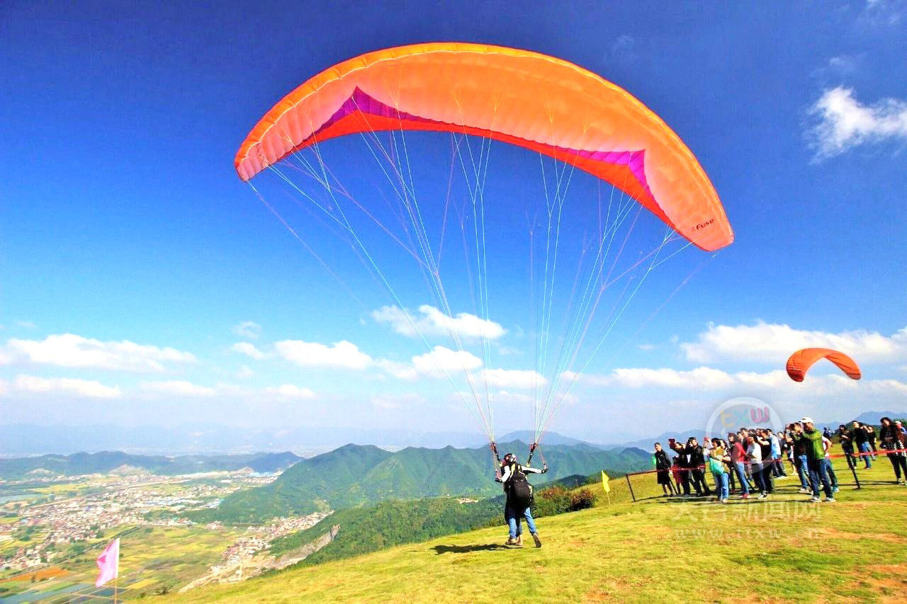 九龙山滑翔基地获国家级航空飞行营地称号