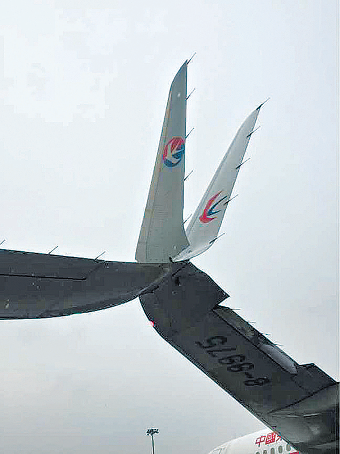 上海虹桥机场一进一出的两架飞机发生机翼擦碰.