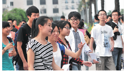 6月7日中午,在通州高级中学考好语文的高考考生们走出考点.