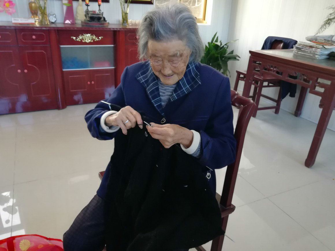 爱织毛衣的百岁母亲