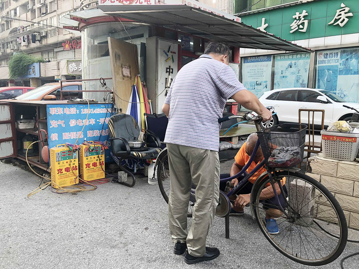 张大爷正在修理自行车.王姝炜 摄