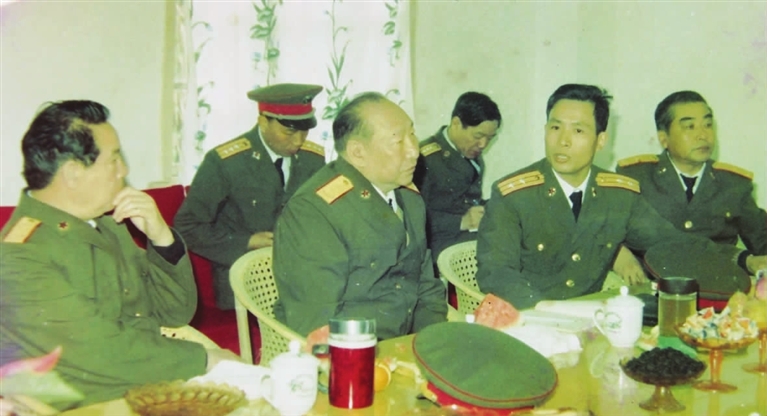 1989年时任某团团长的作者(前排左三)向第二炮兵司令员李旭阁中将(左