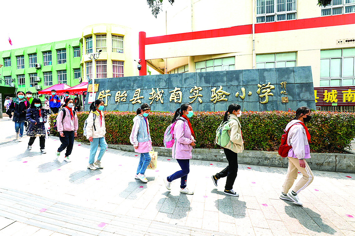 2020年4月17日,盱眙县城南实验小学的学生们放学了,与以往不同的是