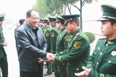 1月31日上午,县委书记李军在县委常委,政法委书记甄茂云,副县长黄锐