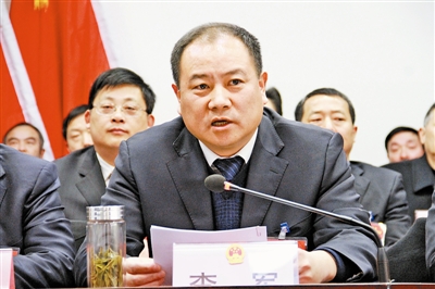 李军发表讲话王克贵主持会议1月22日下午,县十届人大四次会议在县城关