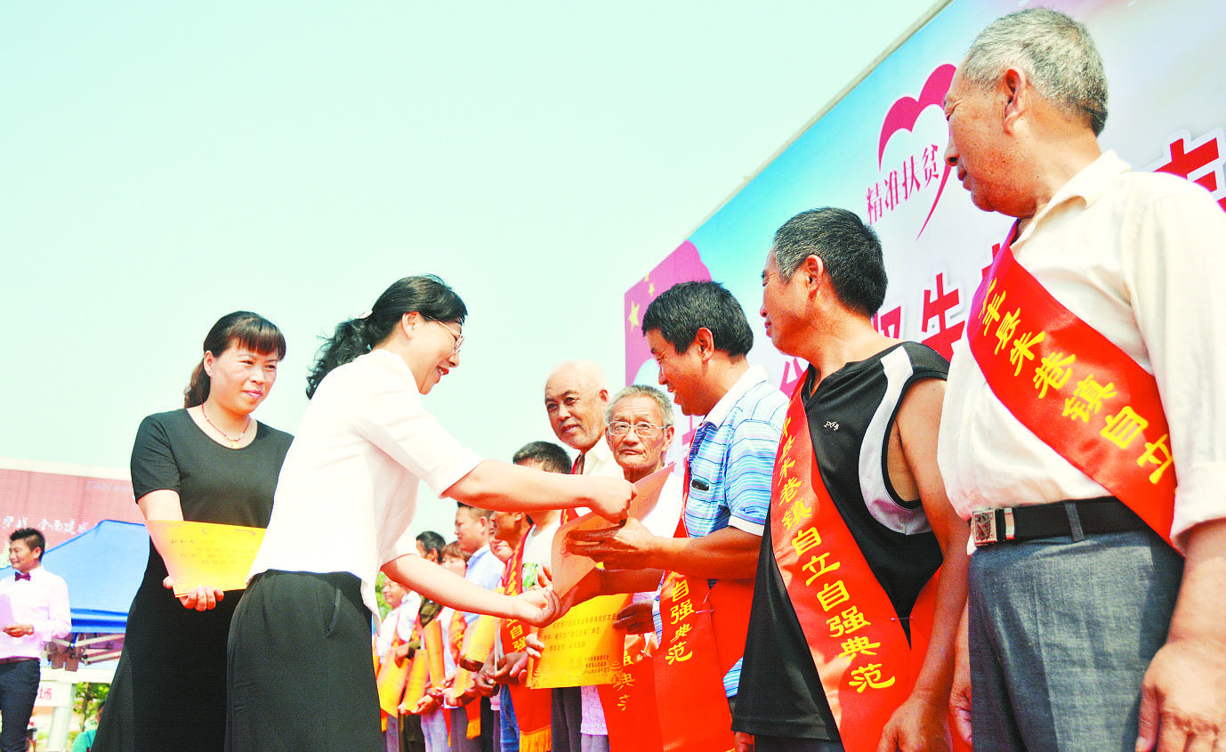 县委常委,宣传部长卢先梅给自立自强脱贫典范颁奖