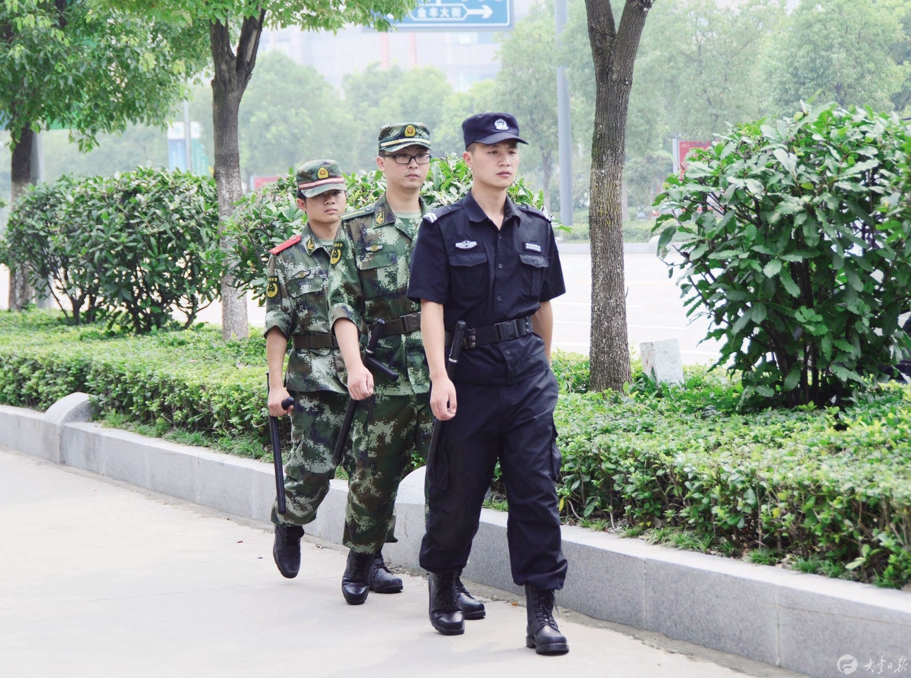 公安武警在街头巡逻,确保安全青奥.