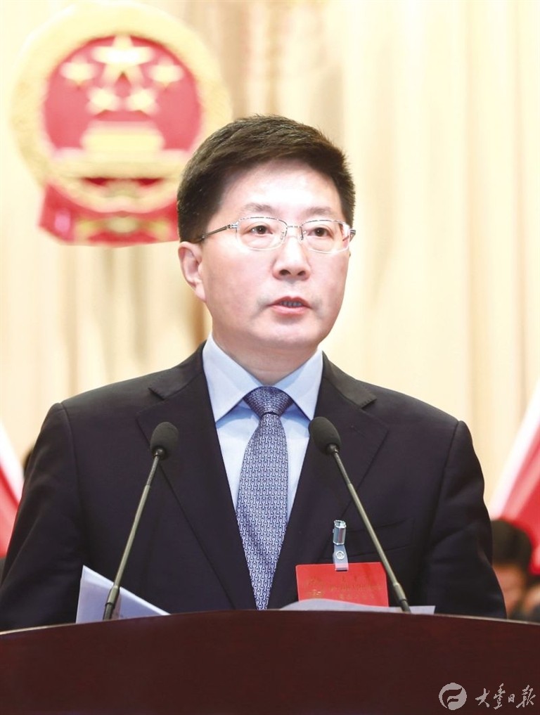 市长陈平作政府工作报告.邱鹏摄