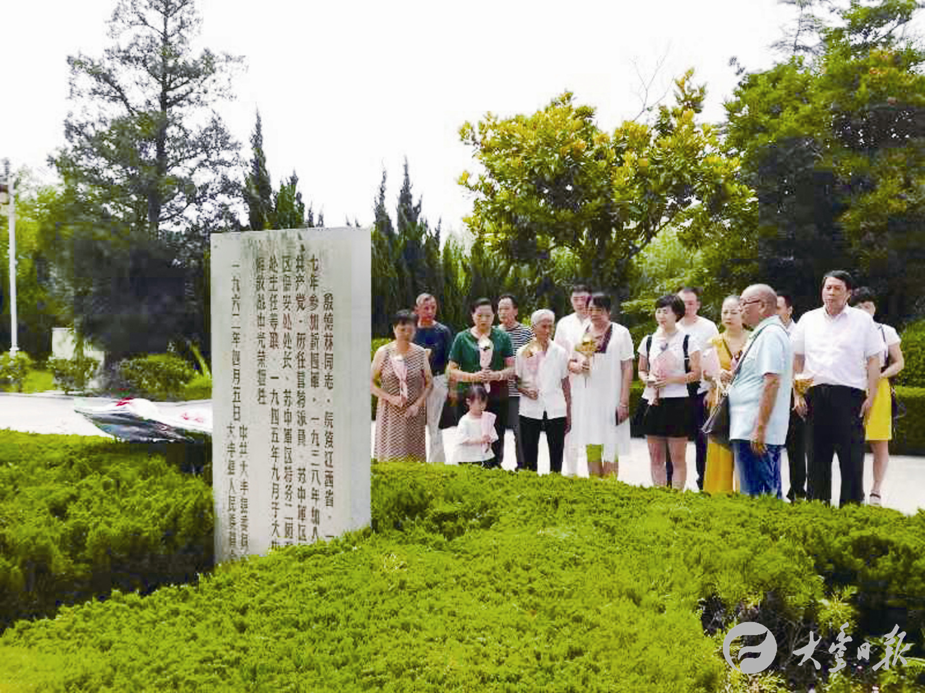 大家在大豐烈士陵園瞻仰革命烈士殷德林的墓碑