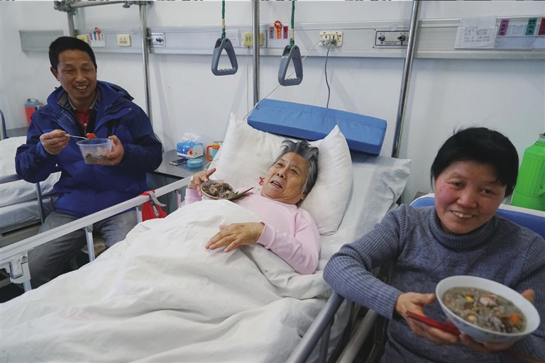 三个"病号"病房内同吃腊八粥