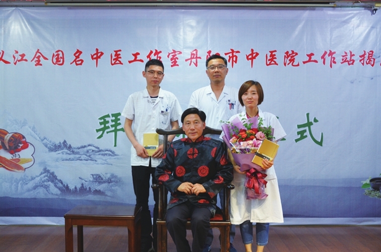 拜师收徒仪式后,丁义江教授和丹阳市中医院三弟子陈翔,戴小桃,吴咏莉
