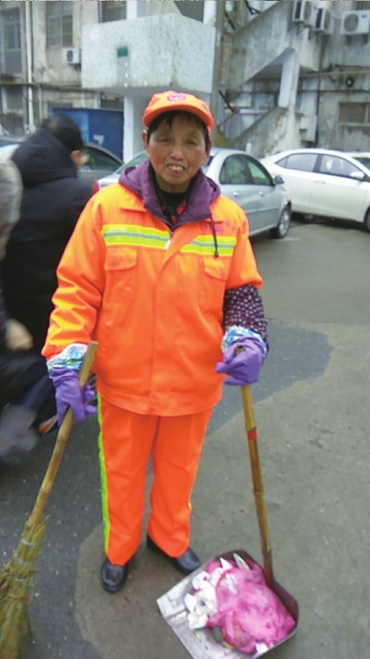 尽管双手磨出了老茧,驼背逐渐变弯,但有青山绿水与之陪伴,徐瑞才仍然