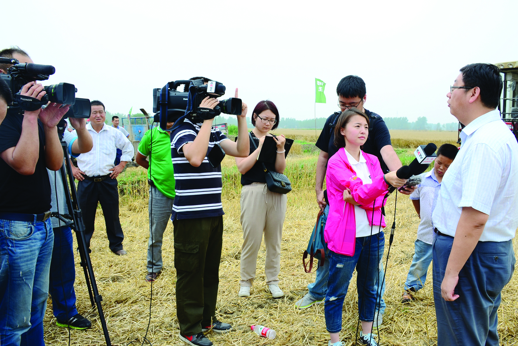 本报讯(记者 罗培宇)眼下,夏粮进入全面收获季节,夏播作物种植也