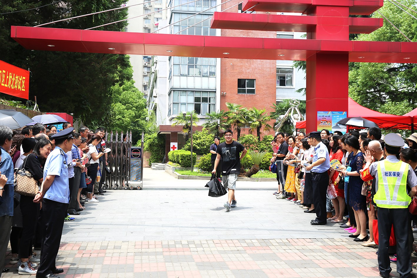 图为首场语文科目考试结束后,北郊高级中学考点的学生走出考场