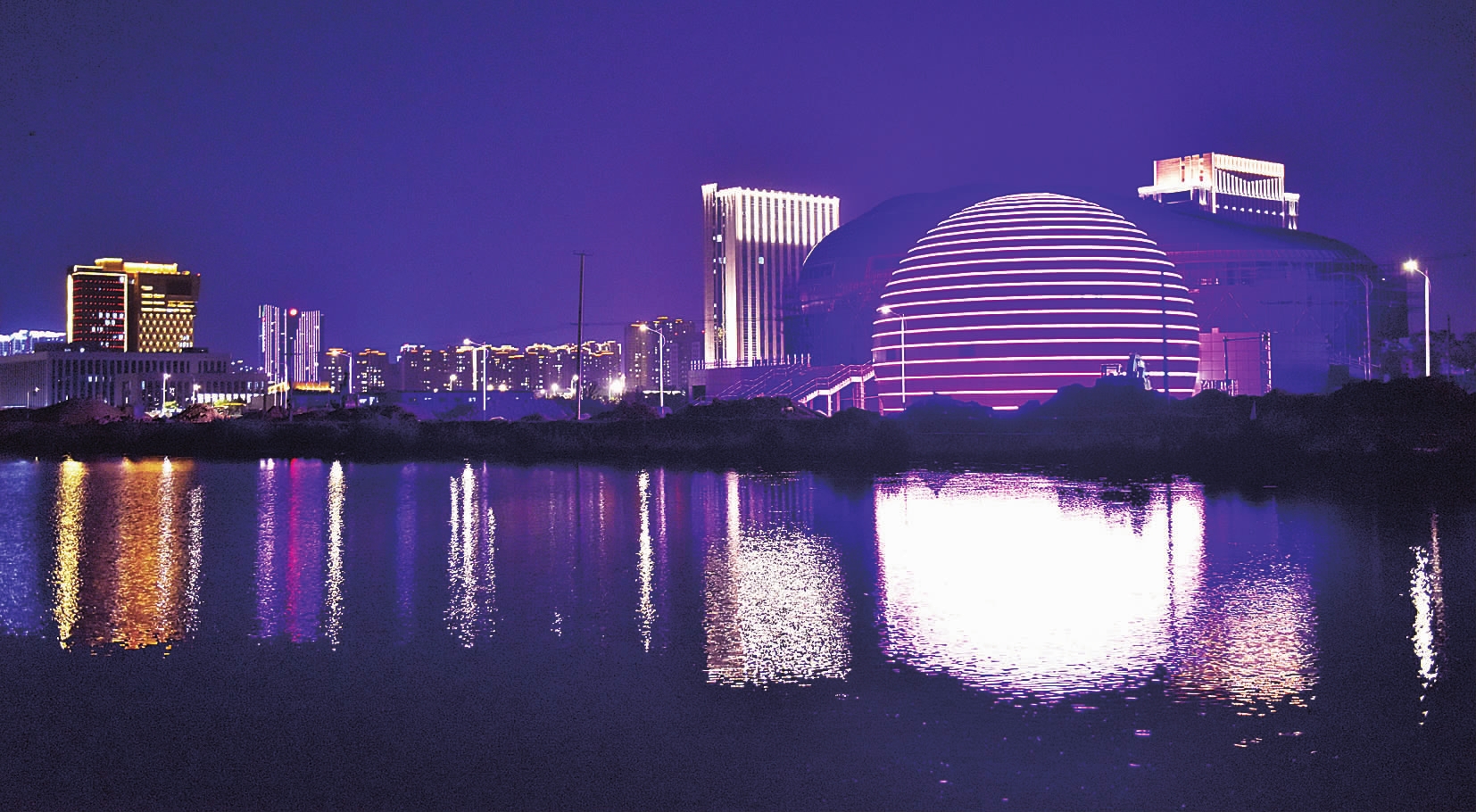 扮靓城市夜景 迎接国庆到来--海门日报