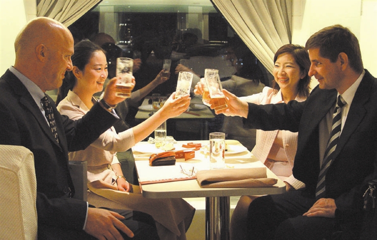 老友新朋相聚欢同舟共济谋双赢