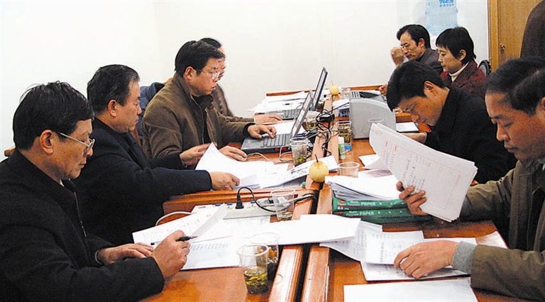 "两会"间隙,区政协委员姚文森,郑文豹,张锡淼,蔡智平,许晶文(左起)正