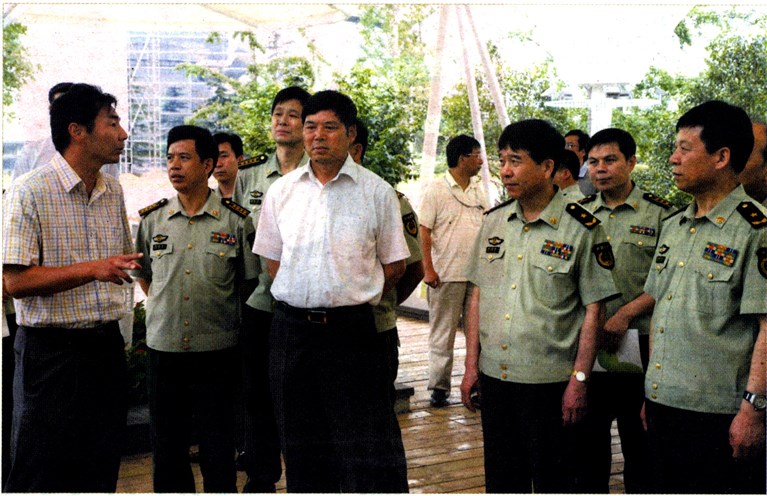 6月25日,武警上海总队总队长魏佑江少将,政委胡汉武少将率总队党委