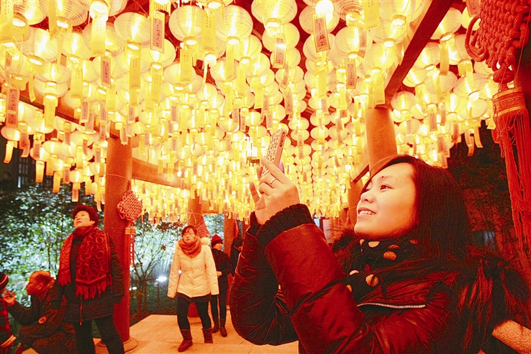 看,红彤彤的许愿灯笼上,挂满了市民对来年美好生活的期盼.