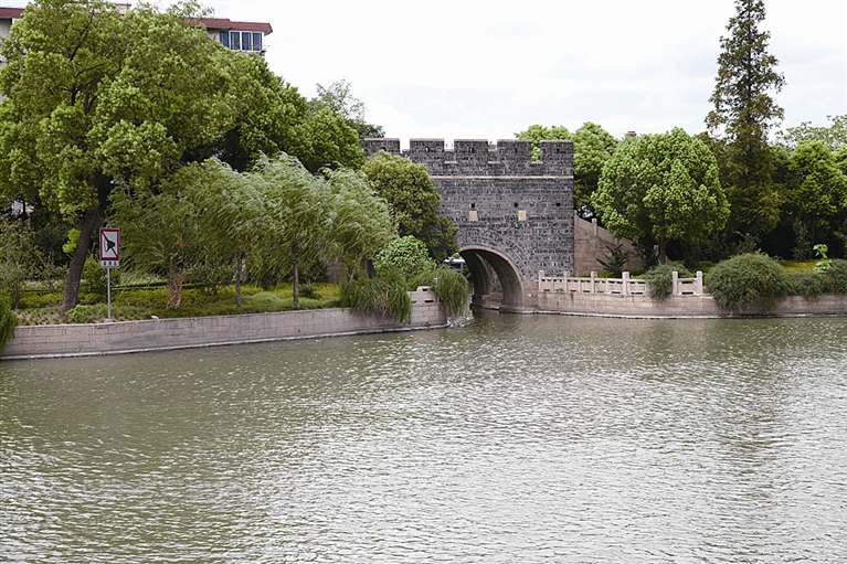 嘉定护城河是上海保存完整的绕城古河,至今仍发挥着航运作用.