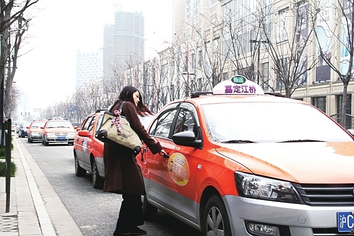 嘉定北站的出租车扬招点秩序井然.