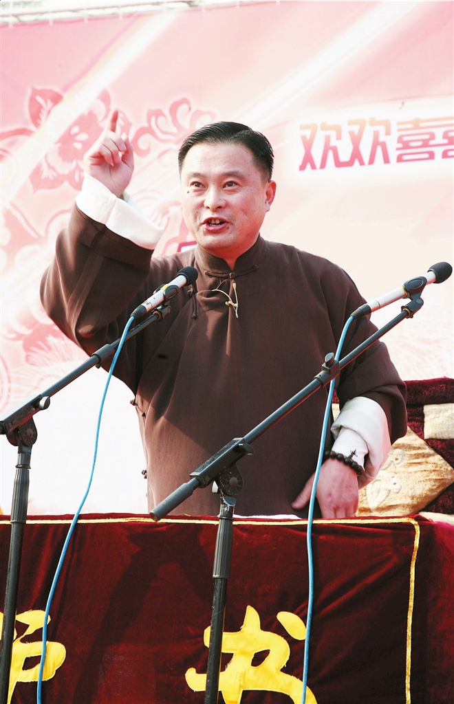 1979年的春节,17岁的黄震良穿着父亲的中山装,第一次在忐忑中登台开讲