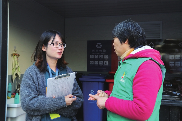 在擔任乘務員期間,陳海燕主動服務乘客,攙扶老人下車.