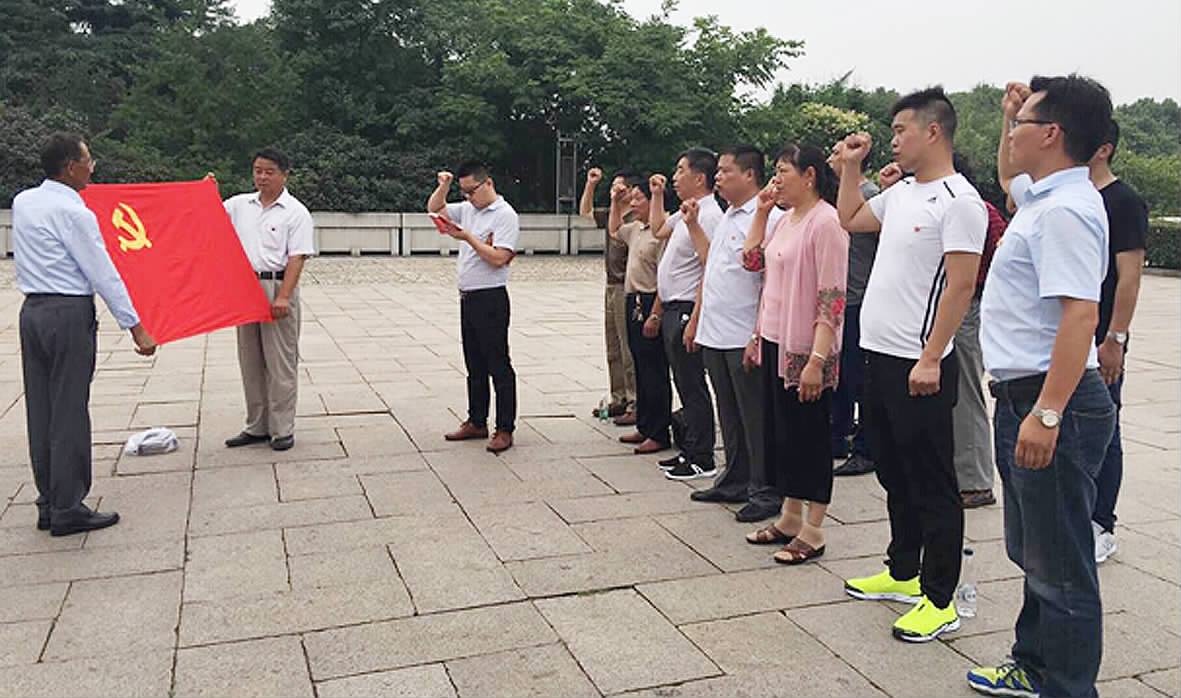 小紀鎮九龍社區組織黨員赴南京雨花臺烈士陵園開展教育活動.