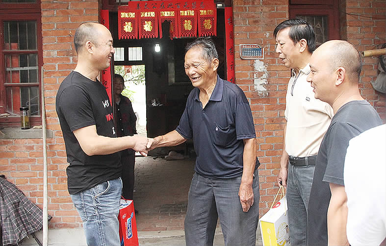 "9月9日,江都皮革老板王友余带着牛奶,大米,色拉油等礼物,来到滨江