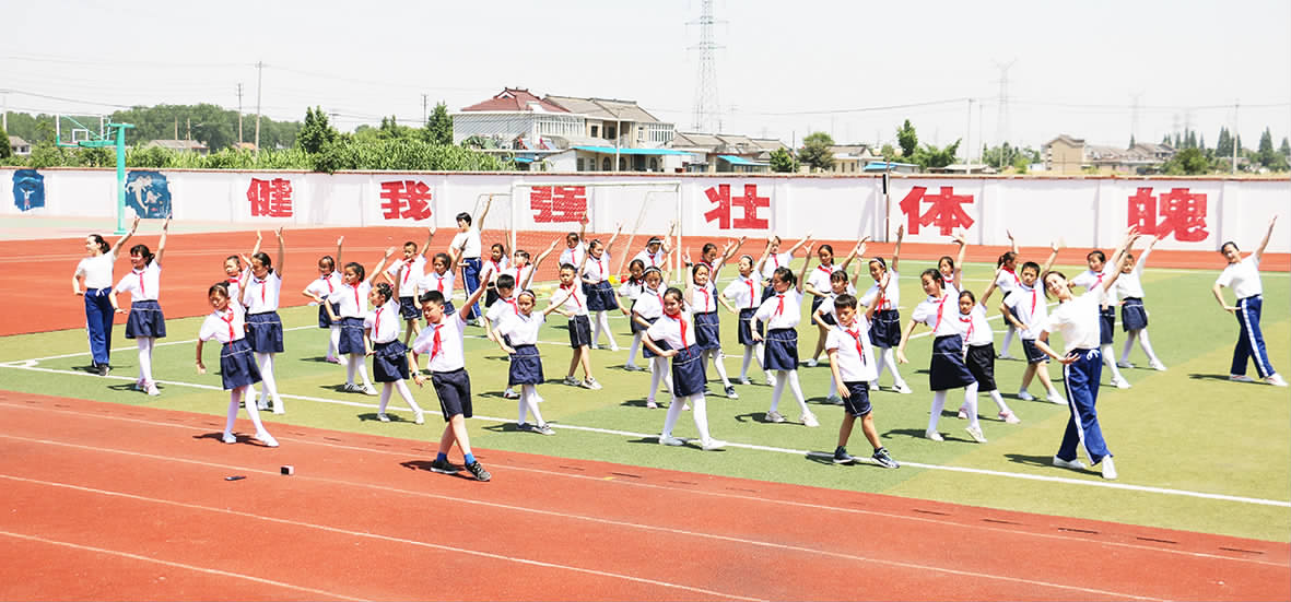 連日來,江都揚劇團青年演員們走進大橋中閘小學,推廣《戲曲廣播體操》