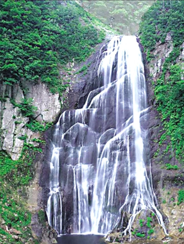 瀑布该感谢大自然的鬼斧神工,还是该埋怨山溪的不