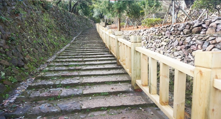 登山步道新增护栏