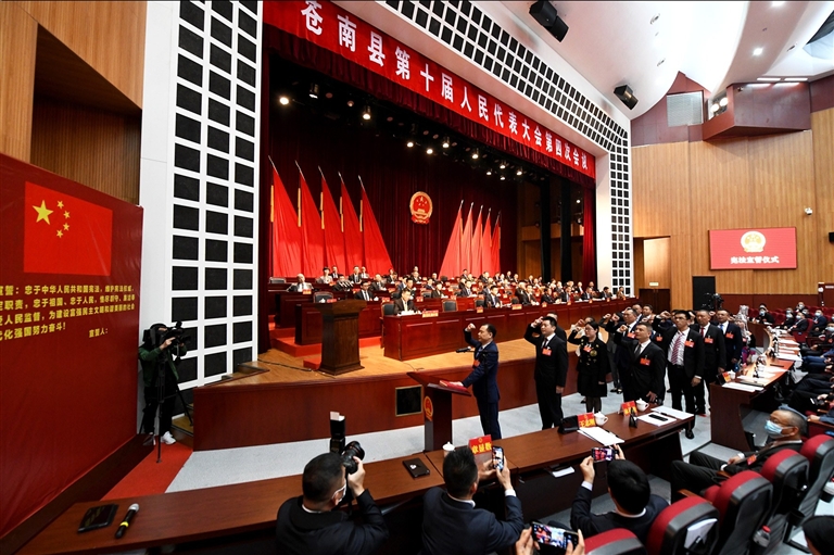 会议举行第二次全体会议,进行大会选举,张本锋当选苍南县人民政府县长