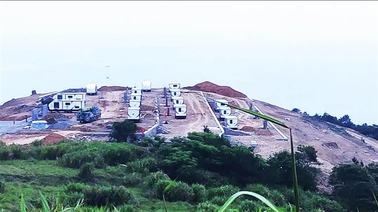 近日,在赤溪韭菜园房车露营基地施工现场,一辆辆房车面朝大海,整齐