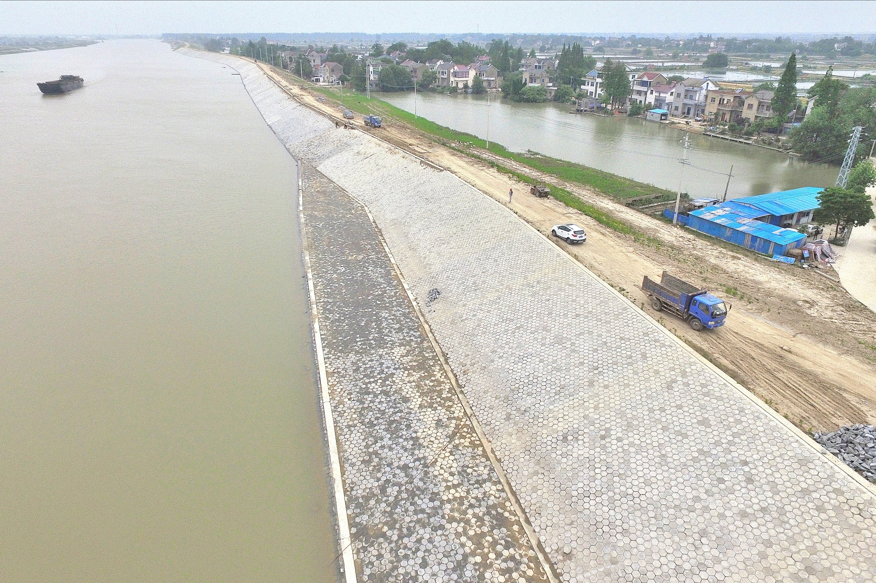 工程通过堤防加固加高,迎水坡护砌,堤后填塘固基,增强了河道下泄和