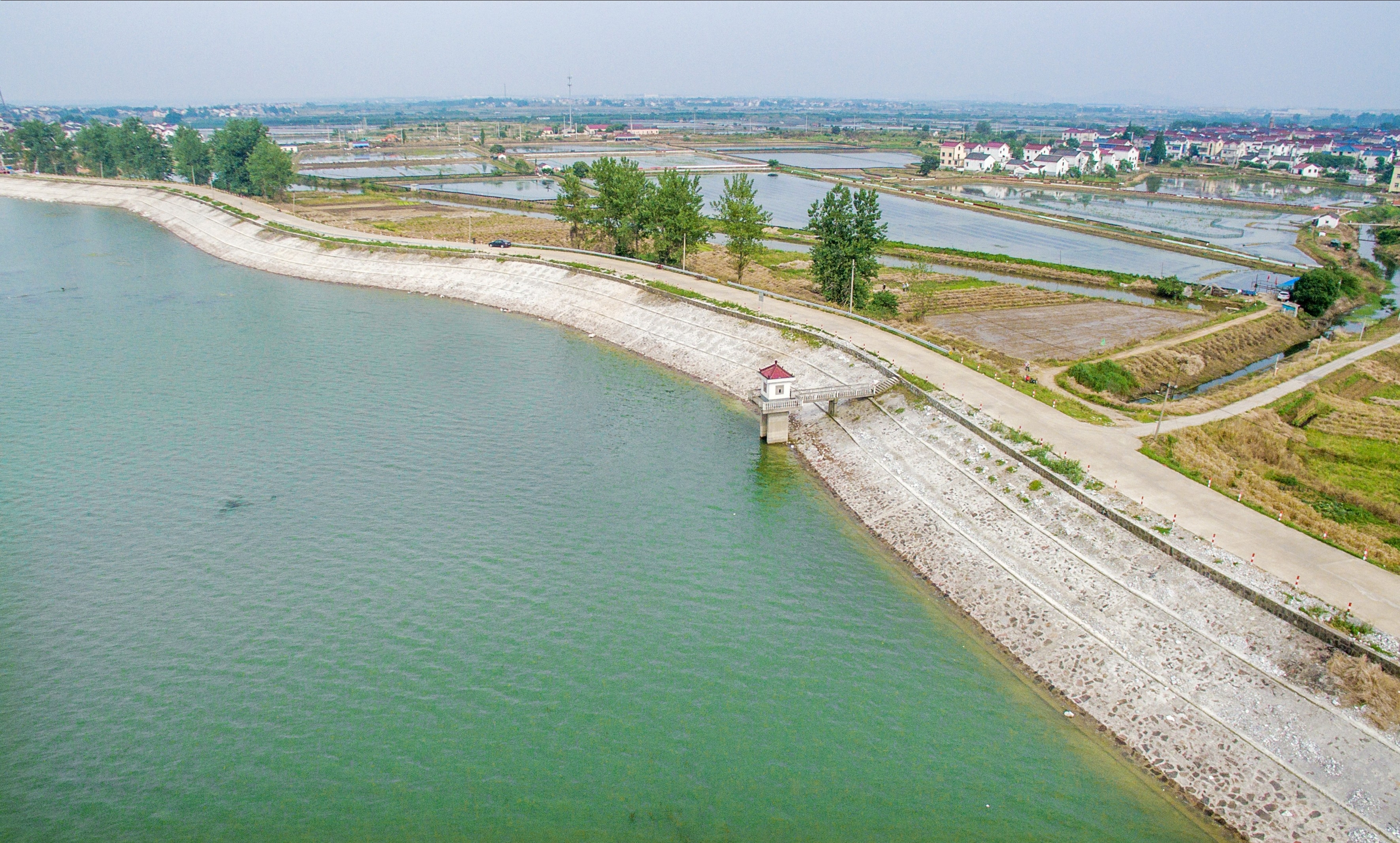 目前,两湖堤防防洪能力提升工程已开工建设整个提升工程总投资3