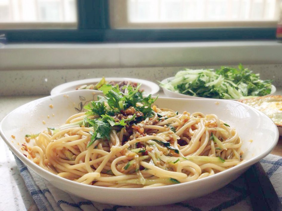 涼麵的做法很簡單,是一個適合新手操作的美食.