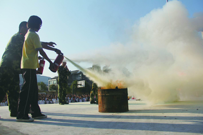 消防安全演练沙埠中学全校师生再现火海逃生情形