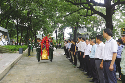 9月30日,我區在九峰烈士陵園墓前廣場隆重舉行向革命烈士敬獻花籃活動