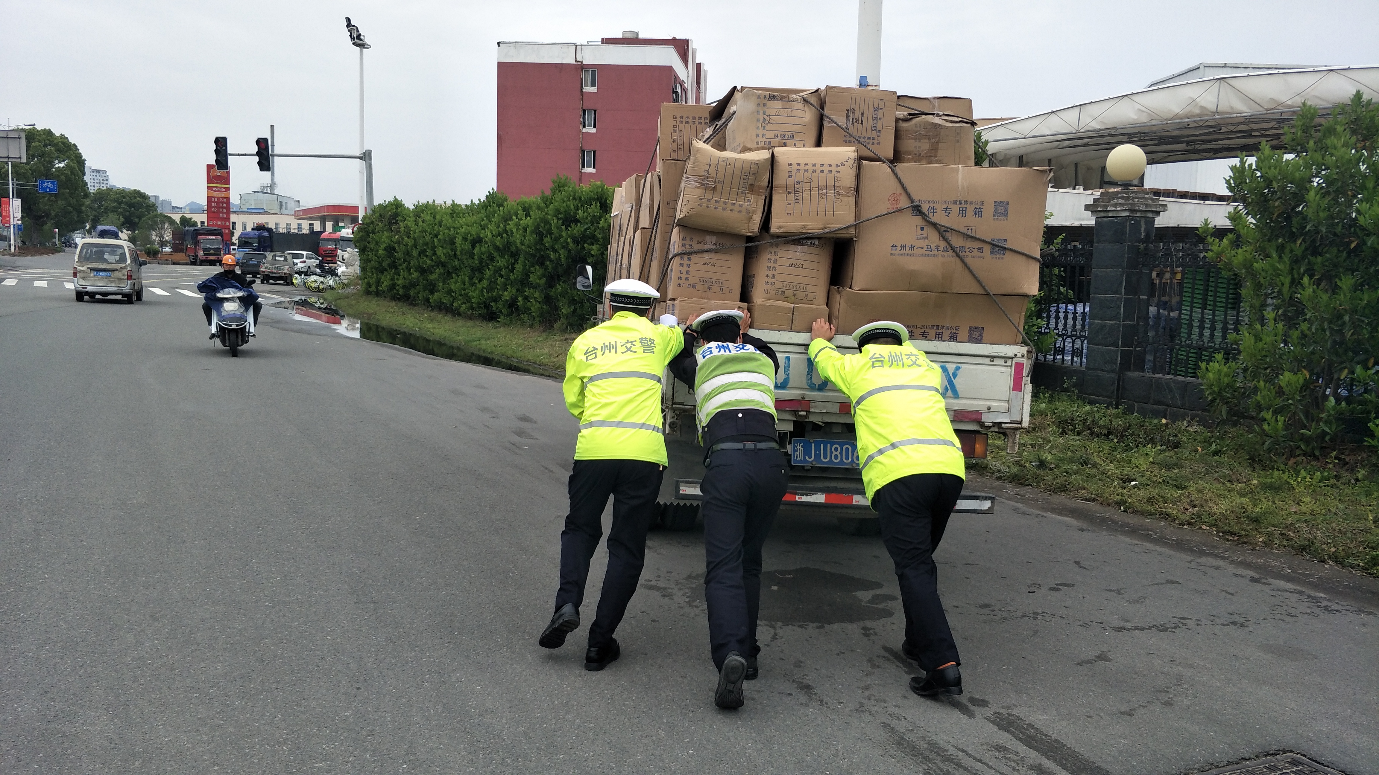 为避免造成道路通行拥堵,也为了往来车辆的安全,他们