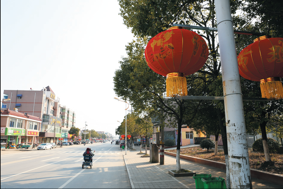 新年临近,下蜀镇街道上节日氛围越来越浓,400多个灯笼高高挂起,让集镇