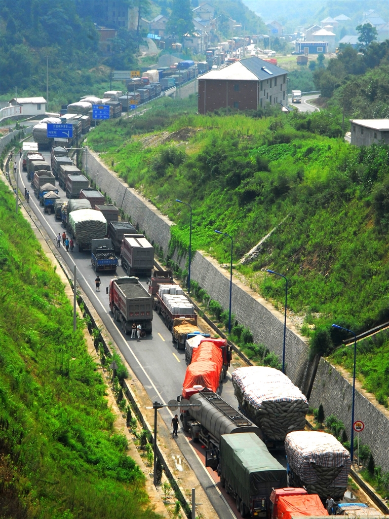 图为位于浙皖交界的s208︵16省道︶千秋关处车堵严重°记者陈欣摄本报