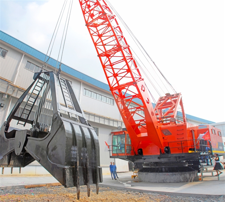 杭重6立方米船用抓斗挖掘机诞生