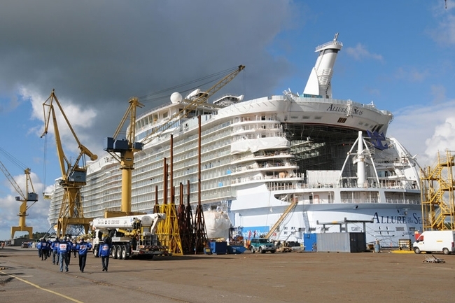 世界最大游轮"海洋魅力号"完工